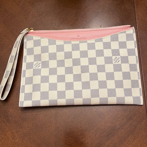 Handbags - Checkered clutch with pink and white 🌟